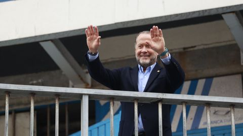 El presidente del Deportivo, Juan Carlos Escotet, saluda a la afici�n blanquiazul antes del partido contra el Legan�s.
