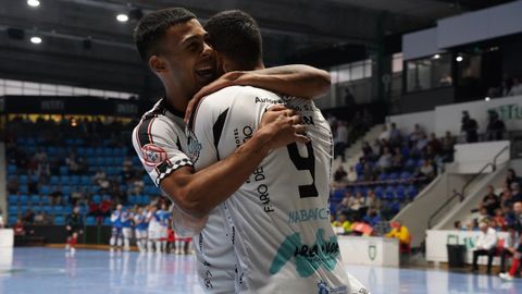 Dos jugadores del Portus Apostoli celebran uno de los goles de su victoria ante el Osasuna Magna la semana pasada.