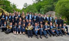 <span lang= gl >A banda musical de Barro, posando nun dos enclaves fetiches do seu concello, Barosa. </span>