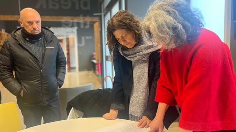 Jos� Carlos Vidal, Rosa Ana Garc�a y Amparo Cerecedo, durante la visita al �coworking� de A Pobra