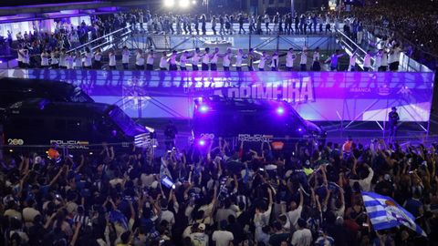 La afici�n del Deportivo jale� a los suyos en la plaza de Cuatro Caminos.