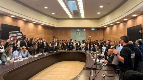 Familiares de los rehenes de Ham�s irrumpen en el Parlamento israel�