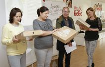 Estefan�a Rey, Alicia Cami�o, Xos� Regueira e F�tima Costa, cos malet�ns do proxecto Apego. 