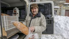 Jos, conocido como Pepe do Seixo, cuando reparta pan antes de jubilarse