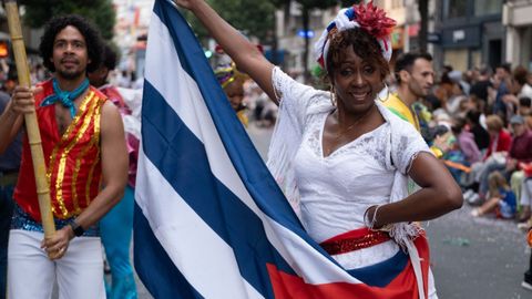 Las calles del centro de Oviedo acogen este jueves el tradicional desfile del día de América en Asturias, en su 72 edición