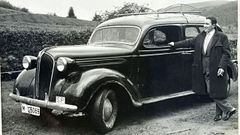 Un taxista de Burela, a finales de los aos cuarenta, con su flamante vehculo