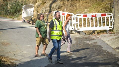 El alcalde de Vilaboa, César Poza, supervisó el operativo en Paradellas