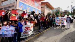 La ANPA del CEIP Emilia Pardo Baz�n protesta delante del colegio <span lang= gl >�por un cami�o seguro � cole�</span>