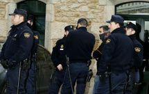 Agentes de la Polica Nacional desplegados en el Concello de Fisterra durante las detenciones. 