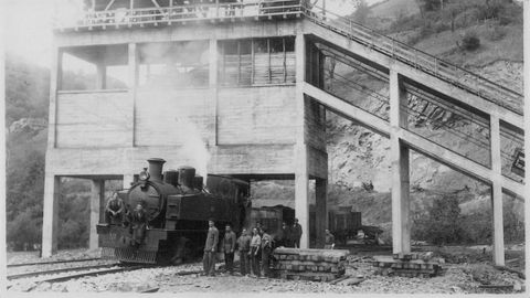 La locomotora nmero 8 del Ferrol-Gijn, en el cargadero de Carinsa, en Levinco, en 1946. La fotografa es de la coleccin Jos Luis de la Cruz