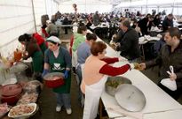 Imagen del reparto de las degustaciones en la feria que se celebr� el a�o pasado.