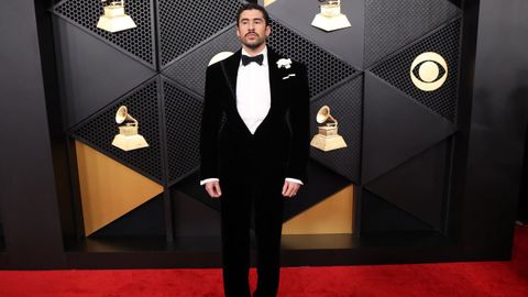 Bad Bunny, el gran triunfador de la noche, luci� un esmoquin de Schiaparelli