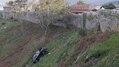 El Porsche Cayenne se despe�� el m�ercoles por una ladera del parador de Baiona. Sus dos ocupantes sobrevivieron al accidente