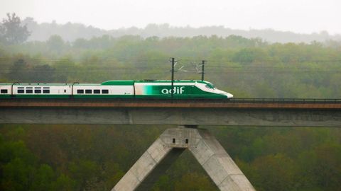 Un tren auscultador del ADIF cruzando el viaducto sobre el r�o Arnoia