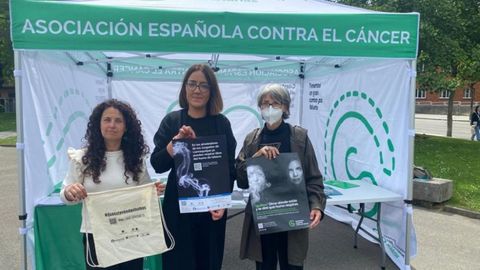 La concejala de Juventud, Covadonga Daz; la directora del rea de Prevencin de la Fundacin C.E.S.P.A.-Proyecto Hombre, Arnzazu Fernndez; y la presidenta de la Junta Provincial de Asturias de la Asociacin Espaola contra el Cncer, Yolanda Calero