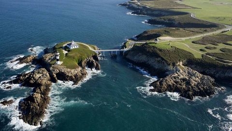 Illa Pancha, en la desembocadura del Eo, se encuentra a pocos kil�metros de Ribadeo. Destaca su faro. Unida a tierra firme a trav�s de un puente.