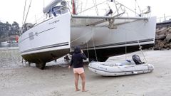 Un catamar�n varado por las mareas vivas en la arena de la playa de Baltar