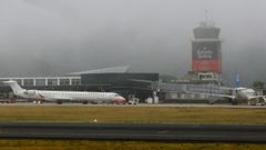 Aviones de Iberia y Air Europa, que vuelan a Madrid, este jueves en Alvedro