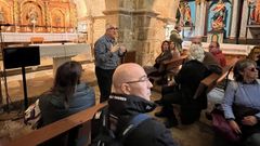 F�lix Neira na s�a explicaci�n na igrexa de San Xo�n de Ni��ns. 