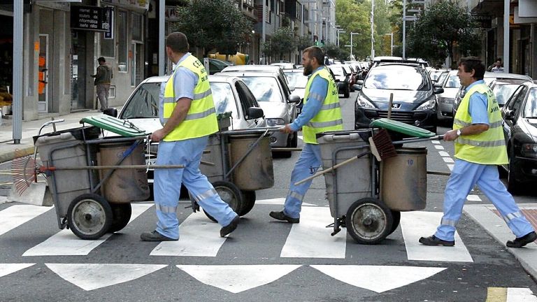 Imagen de archivo de operarios del servicio de limpieza viaria de Pontevedra