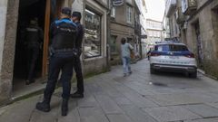 Agentes de la Polic�a Local de Santiago en un operativo en el centro de la ciudad.