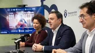 Sandra Garcia, gerente de la escuela de danza Un Paso Adelante de Narn; Valentn Gonzlez Formoso, presidente provincial; y Antonio Leira, concejal de Deportes, en la presentacin de la Copa Diputacin de Baile Deportivo