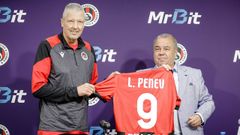 El exjugador del Celta Lubo Penev, en su presentaci�n como futbolista del Lokomotiv Sof�a.