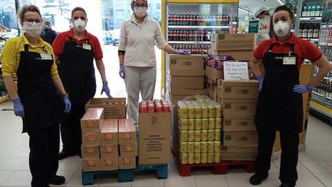 Empleadas de Alimerka con algunos de los productos donados a los hospitales.