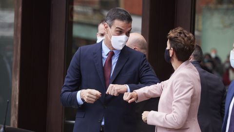 Pedro S�nchez saluda a la presidenta de Navarra, Mar�a Chivite