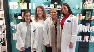 De izquierda a derecha, Mara Luisa, Ana, Margaret y Adela, en la farmacia