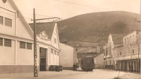 Antiguos almacenes de los Eiroa, con el paso del tranv�a.