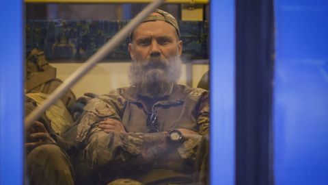 Un combatiente ucraniano espera en un autob�s ruso tras ser evacuado de la planta Azovstal.