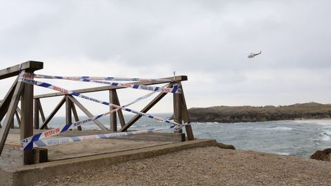 Foto de archivo del precinto policial&nbsp;para impedir el paso en la pasarela de la senda costera de Cabo Mayor a la playa de La Maruca