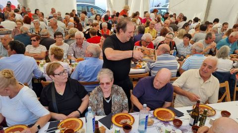 La comida popular congreg a 1.400 personas.