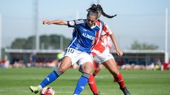 Ana Buceta disputa un bal�n durante el derbi asturiano