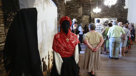 Las calles de Outeiro se llenan de puestos de artesanos en este da