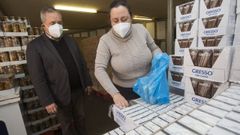Imagen de archivo del almac�n de alimentos de C�ritas, con el p�rroco carball�s y la educadora social de la entidad.