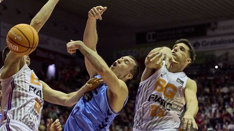 El breoganista Aranitovic, en una lucha por un rebote con dos jugadores del Girona