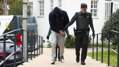 En la imagen, uno de los detenidos, a su llegada esta maana a declarar en los juzgados de Corcubin.