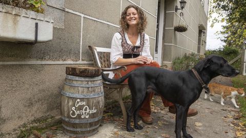Caetana vive en Casa Sanando con un perro adoptado, Tarzn, y sus gatos Chita, Jane y Nala, adems de una docena de gallinas ponedoras. All tambin aloja a peregrinos para complementar con un retiro su experiencia teraputica en el Camino de Santiago, junto a pacientes de distintas partes de Espaa, e incluso de Francia. Adems, atiende en su consulta a personas no hospedadas y es esa, la parte de la clnica, la que me da de comer, dice la santiaguesa.