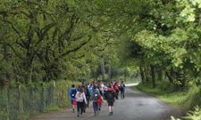 Un grupo de escolares de Madrid, a su paso por el Camino en Vilamaior, el pasado jueves. 