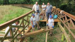 Imagen de archivo de varios alumnos-trabajadores de un obradoiro dual de empleo arreglando un paseo fluvial en A Laracha.