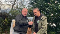 El bi�logo gaditano Rub�n C�sar, de Serpa C�diz, y Jos� Mar�a V�zquez, de Serpa Viveiro, analizando las caracter�sticas de una avispa velutina reina