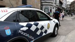 Una patrulla de la Polic�a Local de Ribeira durante un servicio de vigilancia en el centro
