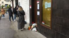 Flores y muestras de cari�o en la panader�a en la que trabajaba M�nica Marcos