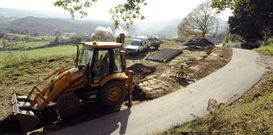 El Concello pudo reactivar ayer las obras de la pista de acceso a la iglesia de Cortegada. 
