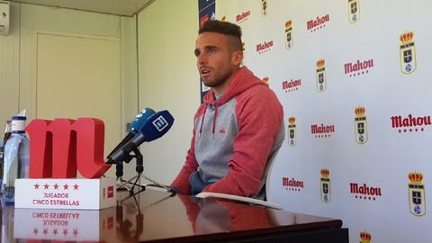 Aaron Real Oviedo Requexon Horizontal.Aaron en rueda de prensa con el Premio al Mejor Futbolista de Octubre