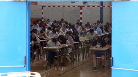 Opositores, realizando unas pruebas de acceso, en Ourense, en una imagen de archivo.