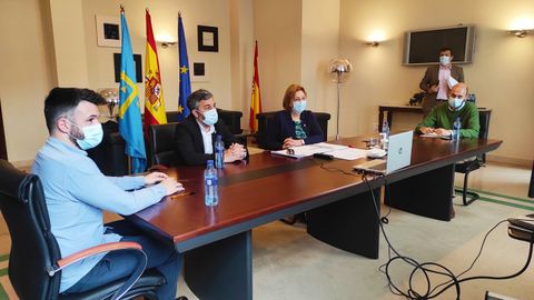 El viceconsejero de Infraestructuras, Jorge Garc�a; el consejero de Medio Rural, Alejandro Calvo; la delegada del Gobierno en Asturias, Delia Losa y el director del �rea de Fomento, Jorge Palacio, durante la reuni�n de este jueves por el argayo