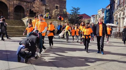 El consejero de Salud, Pablo Fern�ndez, en la quinta marcha contra el c�ncer infantil organizada por la Asociaci�n Galb�n